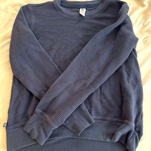 Stretchy dark blue long sleeve athletic crewneck